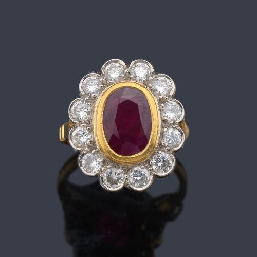  Anillo con rubí talla oval de aprox. 2,00 ct con orla de brillantes de aprox. 1,00 ct en total.