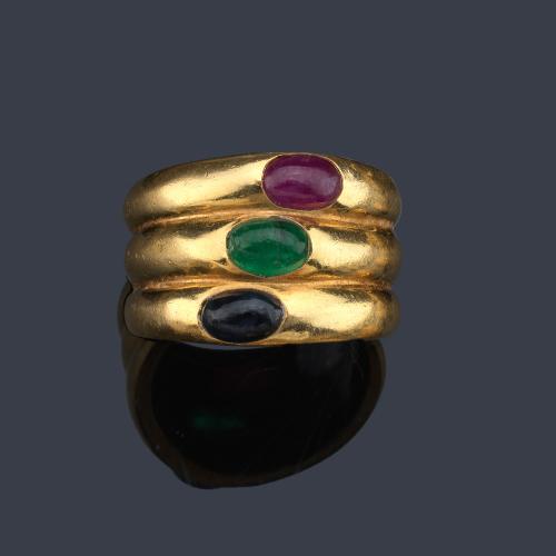 Anillo con zafiro, rubí y esmeralda talla cabujón en montura de oro amarillo de 18K.
