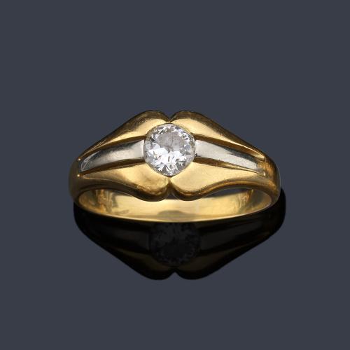  Anillo con diamante talla transición de aprox. 0,45 ct en montura de oro bicolor de 18K.
