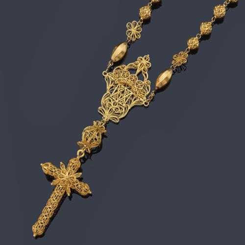 Rosario largo con motivos realizados en filigrana de oro amarillo de 18K.
