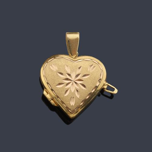  Colgante - guardapelo en forma de corazón con detalles cincelados en montura de oro amarillo de 18K.