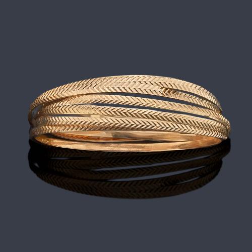 Semanario con siete pulseras rígidas realizadas en oro amarillo de 18K.
