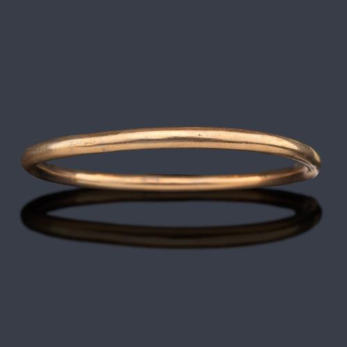 Pulsera rígida con diseño de caña en montura de oro amarillo de 18K.