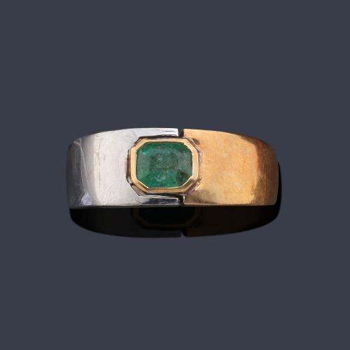 Anillo con esmeralda central en montura de oro bicolor de 18K.