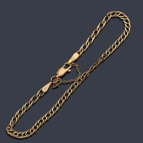 Pulsera con eslabones barbados en oro amarillo de 18K.