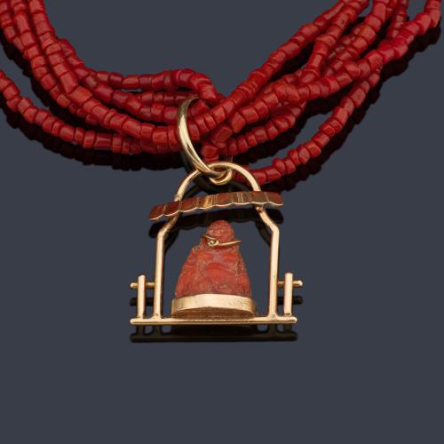 Collar con seis hilos de coral rojo rematado con motivo de Buda en coral dentro de un templete en oro amarillo de 18K.