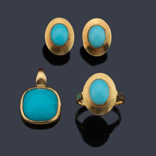 Lote con pendientes cortos, colgante y anillo con motivo central de turquesa talla cabujón.