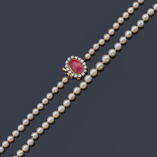  Collar con un hilo de perlas de aprox. 5.56 mm - 7,68 mm con cierre ovalado con rubí talla cabujón sintético y orla de brillantes de aprox. 1,12 ct en total.