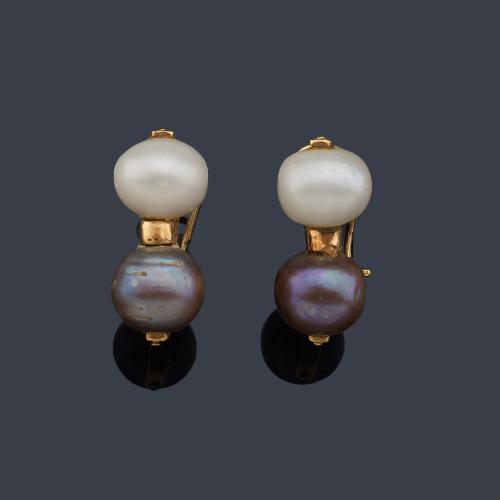 Pendientes cortos con perlas australianas y Tahití en montura de oro amarillo de 18K.