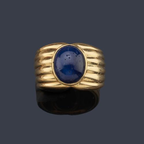 Anillo con zafiro estrella en cabujón de aprox. 5,39 ct en montura gallonada de oro amarillo de 18K.