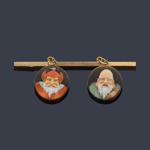  Broche - barrita con dos botones colgantes representando a dos Dioses de la Fortuna en cerámica policromada Arita.