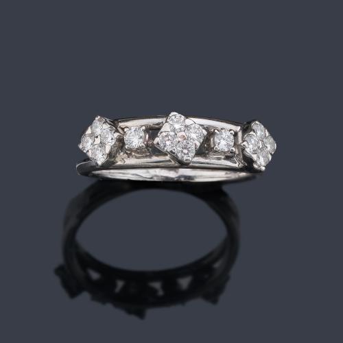 Anillo con frente de brillantitos de aprox. 0,55 ct en total.