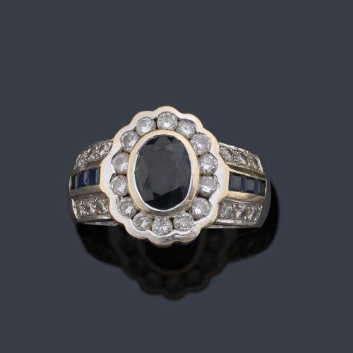 Anillo con zafiro talla oval de aprox. 1,20 ct y orla de brillantes de aprox. 0,70 ct en total.