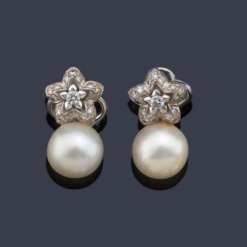  Pendientes cortos con pareja de perlas australianas de aprox. 12,00 mm y 12,10 mm con motivo floral en la parte superior con brillantes.