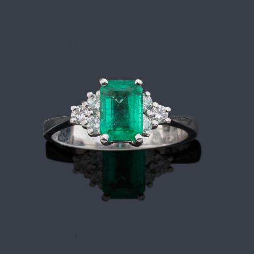 Anillo con esmeralda central de aprox. 0,80 ct y tres brillantitos en ambos lados.