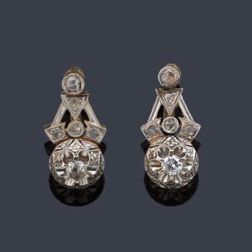 Pendientes con diamantes talla antigua y rosa sobre diseño calado. Años '30.