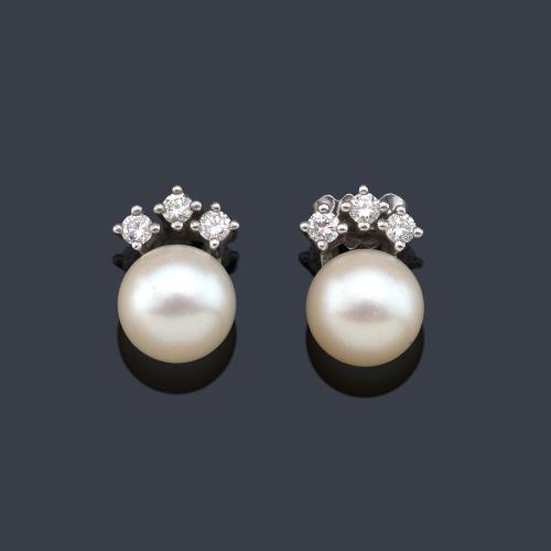 Pendientes cortos con dos perlas cultivadas de aprox. 8,50 mm ambas y tres brillantes en la parte superior.