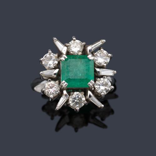 Anillo con esmeralda central de aprox. 1,70 ct con orla de diamantes talla brillante y baguette de aprox. 1,30 ct en total.