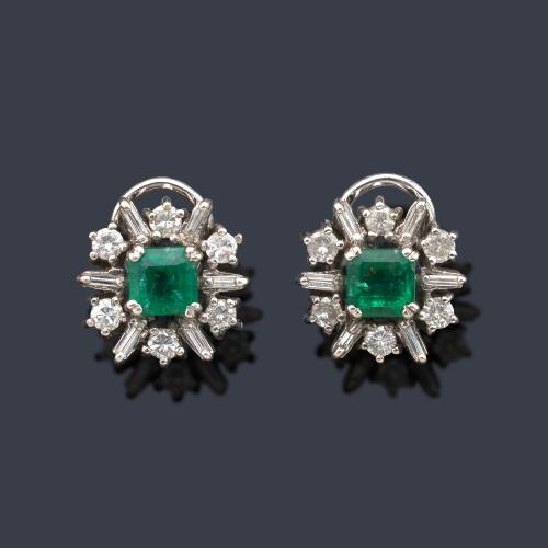 Pendientes cortos con dos esmeraldas centrales de aprox. 0,75 ct cada una y orla de diamantes talla baguette y brillante de aprox. 0,90 ct en total.