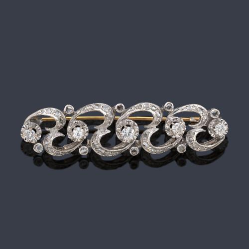  Broche - barrita con cinco diamantes talla antigua de mayor tamaño de aprox. 0,90 ct en total, con motivos en forma de ondas con diamantes talla rosa. Ppios S.XX.