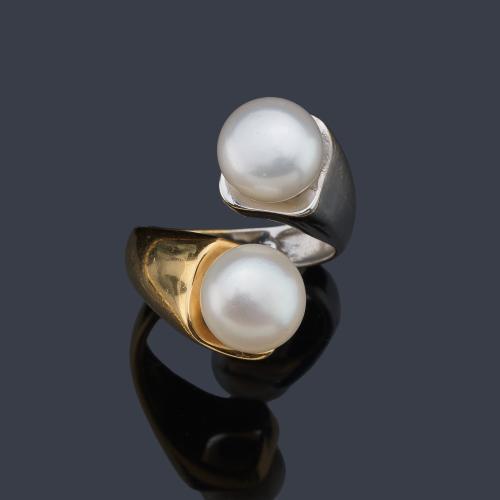 Anillo con pareja de perlas 'freshwater' en montura de oro bicolor de 18K.