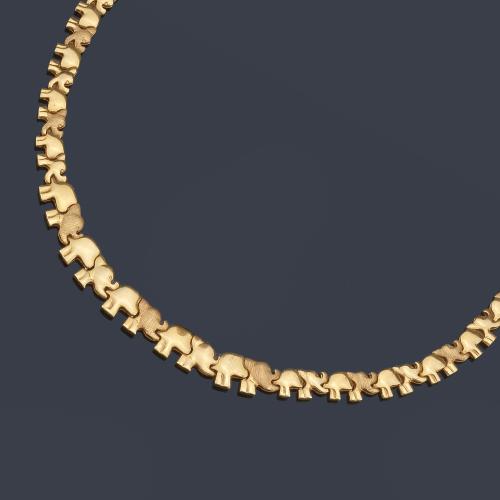 Collar con motivos de elefantes en oro amarillo de 18K.