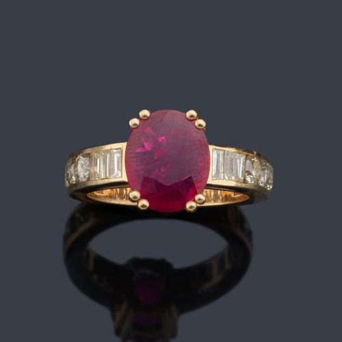  Anillo con rubí talla oval de aprox. 2,37 ct con dos bandas de diamantes talla baguette y brillante de aprox. 1,24 ct en total. Dictamen gemológico IGE.