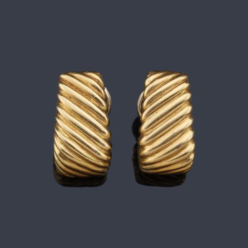 Pendientes tipo criolla con diseño rayado en montura de oro amarillo de 18K.