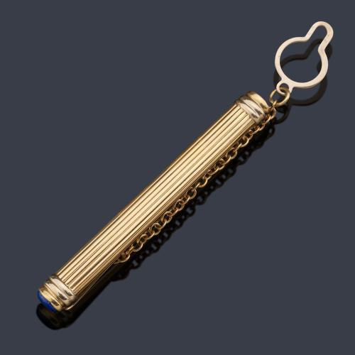 Pisacorbatas con diseño rallado en oro amarillo de 18K y cabujón de lapislázuli en ambos extremos.