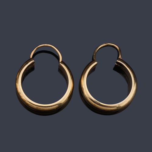Criollas realizadas en oro amarillo de 18K.