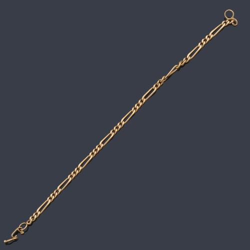 Pulsera con eslabones ovalados en montura de oro amarillo de 18K.