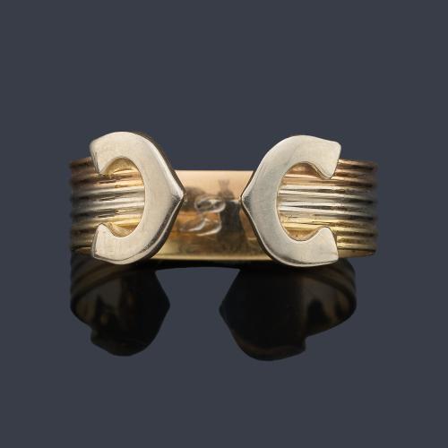 Anillo con dos 'C' enfrentadas en oro blanco, rosa y amarillo de 18K.