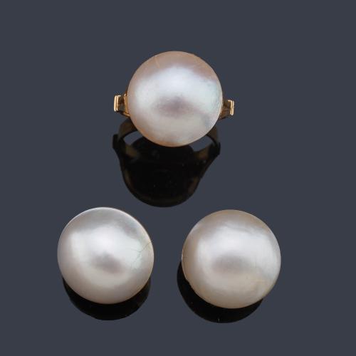 Pendientes cortos y anillo con perlas Mabe en montura de oro amarillo de 18K.
