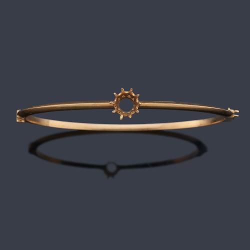 Pulsera rígida realizada en oro amarillo de 18K.