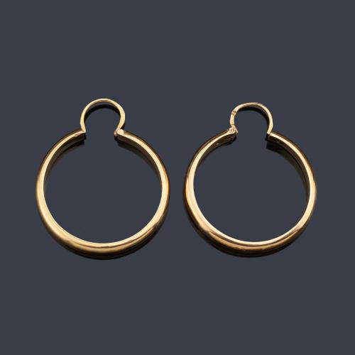 Criollas en montura de oro amarillo de 18K.