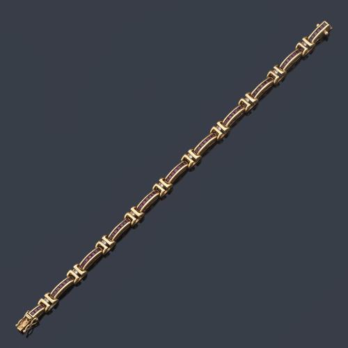 Pulsera con rubíes calibrados intercalado con un brillante en montura de oro amarillo de 18K.