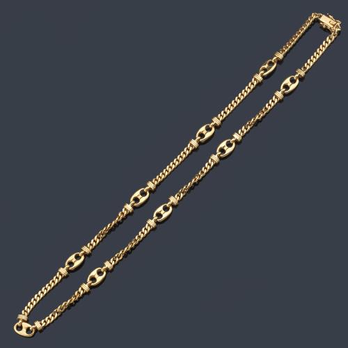 Collar con eslabones barbados intercalado con eslabones de calabrote en oro amarillo de 18K.