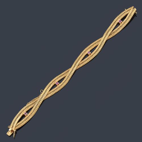 Pulsera con doble banda con diseño de espiga realizado en oro amarillo de 18K salpicado con rubíes talla redonda.