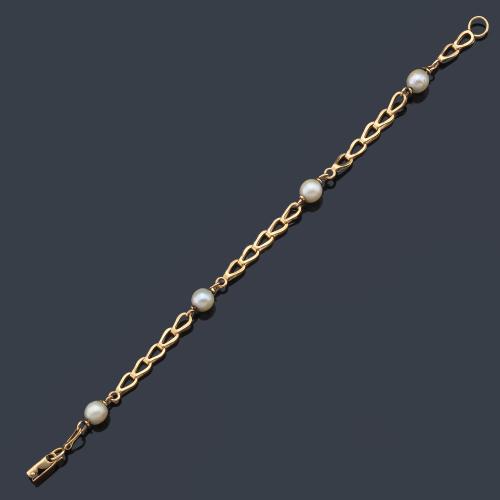 Pulsera con cinco perlitas con eslabones realizados en oro amarillo de 18K.
