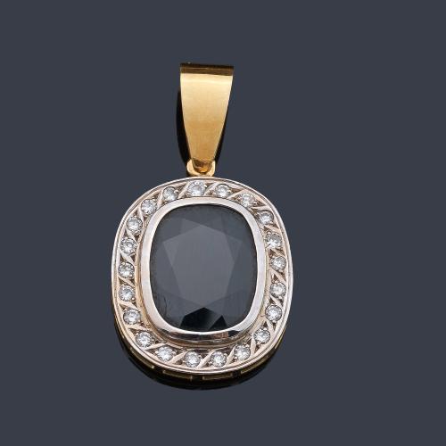  Colgante con zafiro talla cojín de aprox. 8,86 ct con orla de brillantes de aprox. 0,60 ct en total.