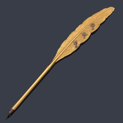 Pluma en forma de pluma de ave realizada en oro amarillo de 18 K con tres flores de diamantes talla rosa.