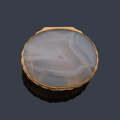 Cajita de ágata con montura en oro amarillo de 18 K, sig. XVIII.
