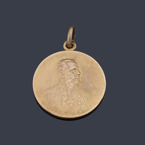  Medalla con la Imagen de Carlos VII en metal dorado.