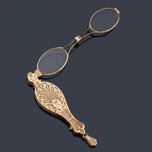  Impertinentes con diseño calado y corona de Marqués en oro amarillo de 18K. Finales S. XIX.