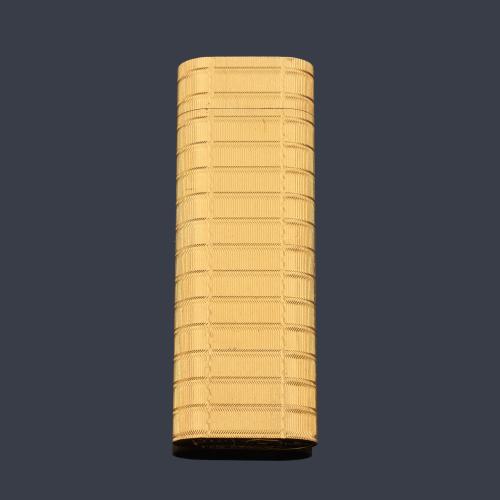 Mechero CARTIER con decoración chapada en oro guilloché. 