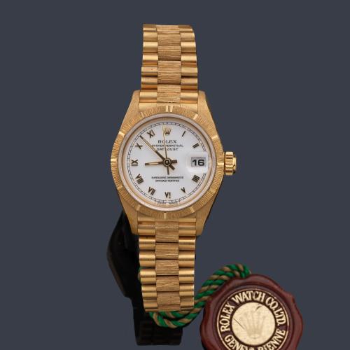  ROLEX Oyster Perpetual DateJust modelo ref. 69278 Superlative Chronometer Officially Certified, modelo cadete con caja y brazalete en oro amarillo de 18 K. Con estuche y documentación