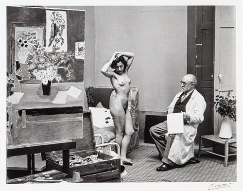 BRASSAÏ - Matisse dessinant un modele  avec canvas liseuse sur fond noir
