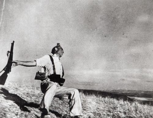  ROBERT CAPA - Muerte de un miliciano