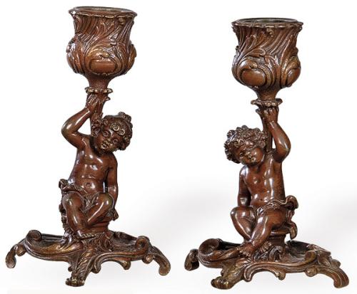  Pareja de candeleros en bronce patinado con vástago de amorcillos, Francia ppos S. XX.