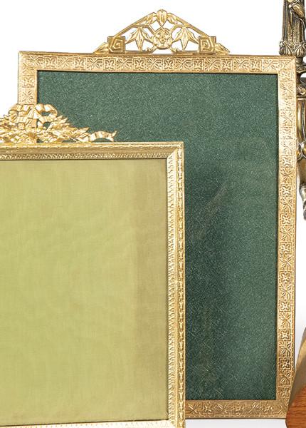 Portarretratos de mesa Art Nouveau en bronce dorado con copete decoración floral, Francia h. 1900.